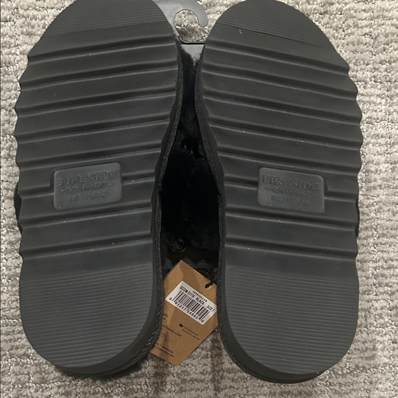 Dearfoams Fireside Black Plush Slippers - Picture 4 of 5
